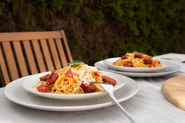 Foto sabrosa pasta con composición de rodajas de chorizo