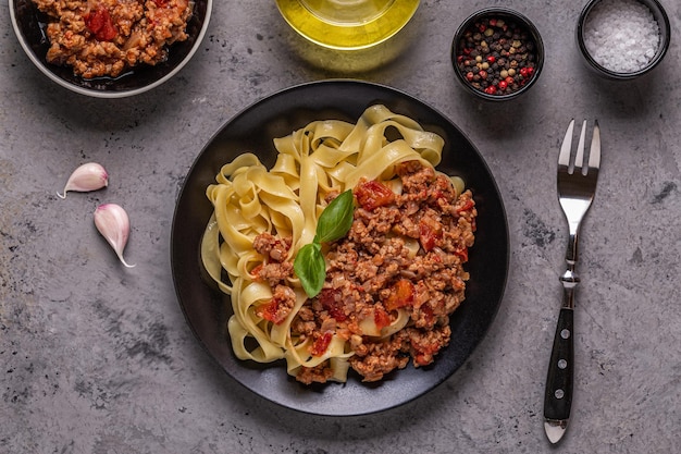 Foto sabrosa pasta italiana clásica y bolognese