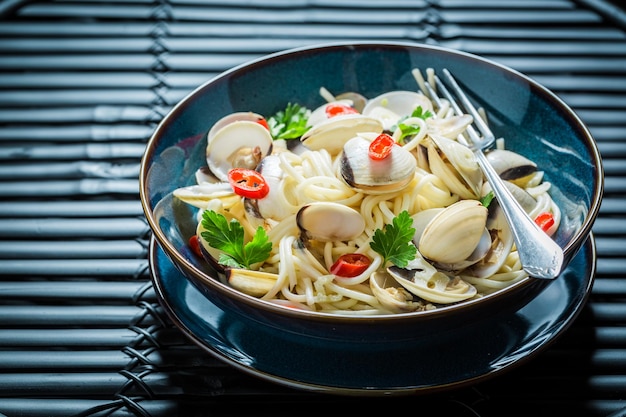 Sabrosa pasta de marisco hecha de almejas pimientos y perejil