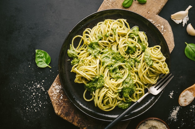 Sabrosa pasta a la pesto servida en plato.