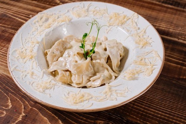 Sabrosa pasta con salsa sobre fondo de madera