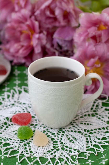 sabrosa pausa taza de té con gominolas.