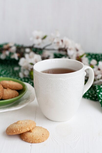 sabrosa pausa taza de té con un plato de galletas.