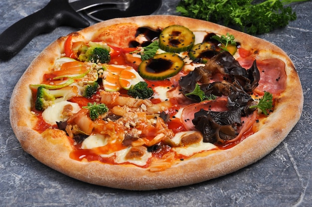 Sabrosa pizza asiática con pollo, jamón, calabacín, pimiento, setas shiitake y brócoli