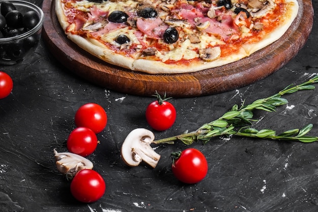 Sabrosa pizza capricciosa italiana con ingredientes frescos