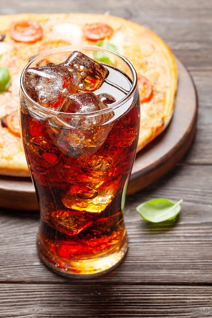 Sabrosa pizza casera con refresco de cola