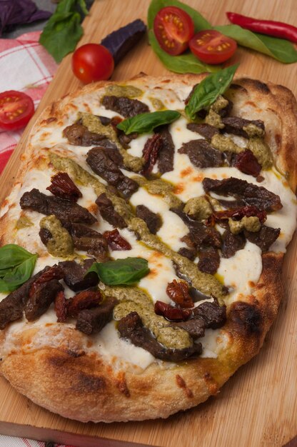 Foto sabrosa pizza italiana con mozzarella de ternera y pesto