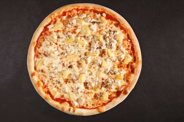 Sabrosa pizza italiana con piña, pollo y queso.