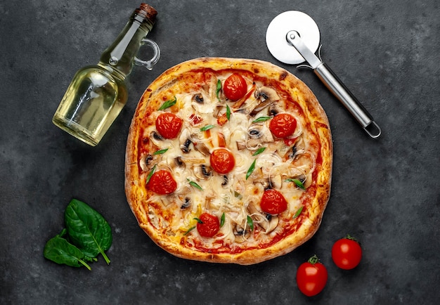 sabrosa pizza italiana con queso mozzarella, champiñones, tomate, pimiento, cebolla
