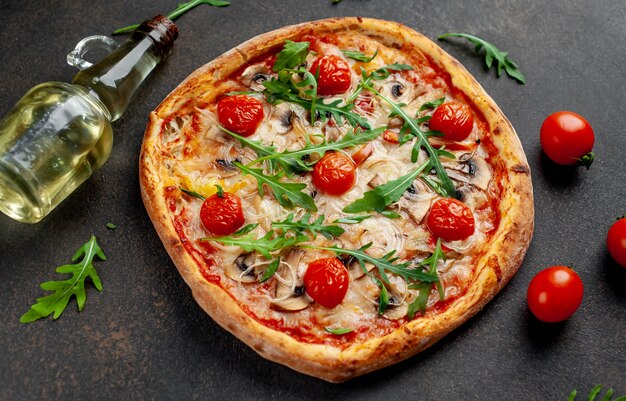 sabrosa pizza italiana con queso mozzarella, champiñones, tomate, pimiento, cebolla