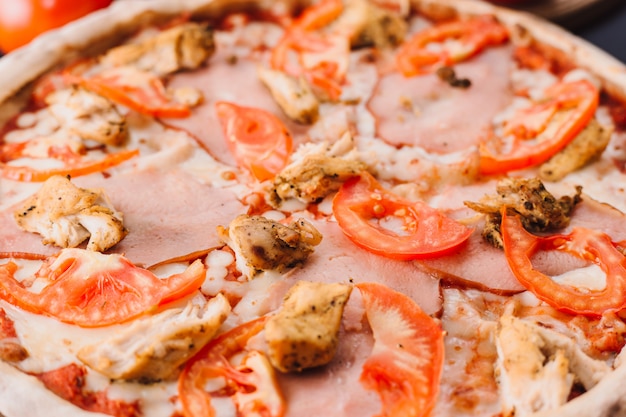 Foto sabrosa pizza italiana sobre fondo de hormigón negro