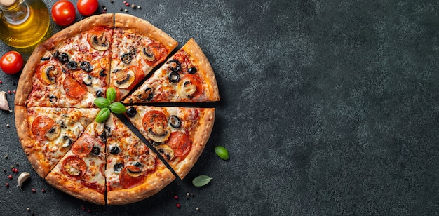 Foto sabrosa pizza de pepperoni con champiñones y aceitunas.