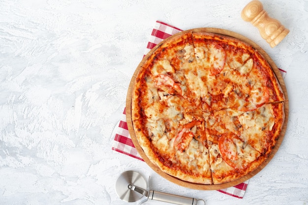 Sabrosa pizza con pollo y champiñones, vista superior sobre fondo gris