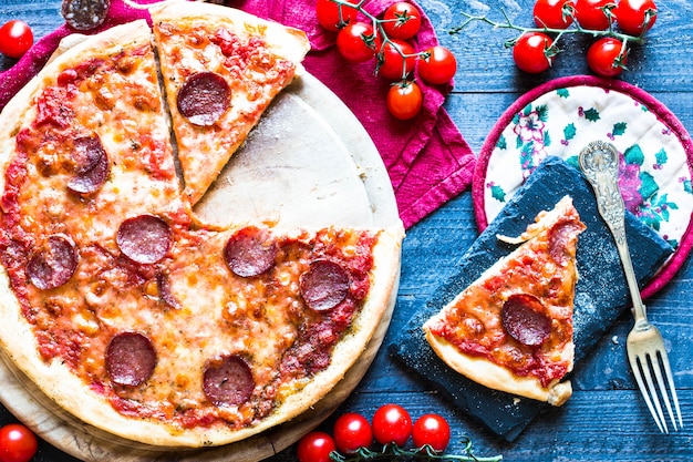 Sabrosa pizza de tomate y pepperoni hecha a mano