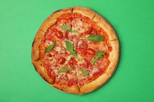 Sabrosa pizza con tomate en verde