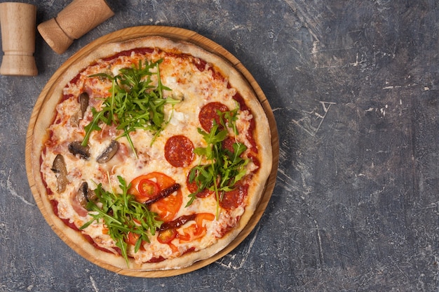 Sabrosa pizza variada con diferentes rellenos. La vista desde arriba. Copia espacio