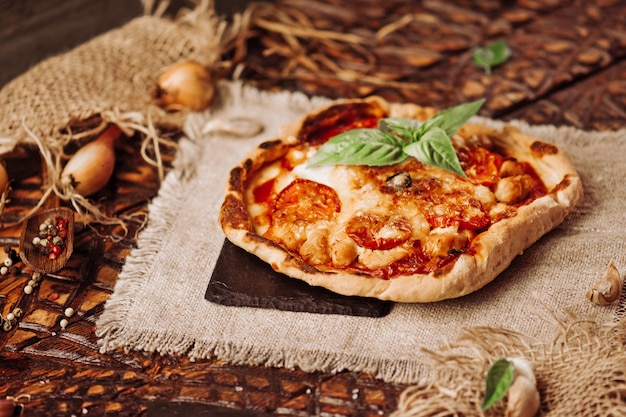 Sabrosa pizza con verduras y albahaca.