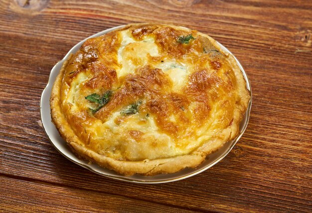 Sabrosa quiche casera con pescado. estilo de granja