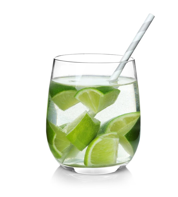 Foto sabrosa y refrescante limonada con lima en un vaso sobre un fondo blanco