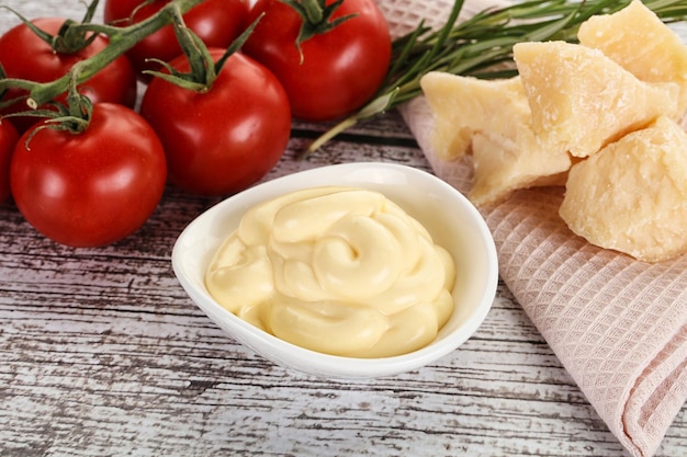 Foto sabrosa salsa de queso en el bol