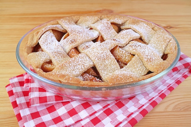 Sabrosa y saludable tarta de manzana casera recién horneada sobre una mesa de madera