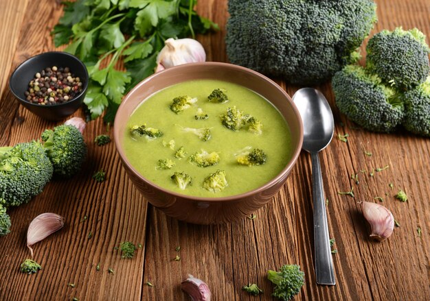 Sabrosa sopa de brócoli sobre un fondo de madera