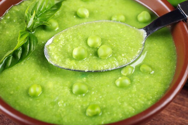 Sabrosa sopa de guisantes en la mesa de cerca