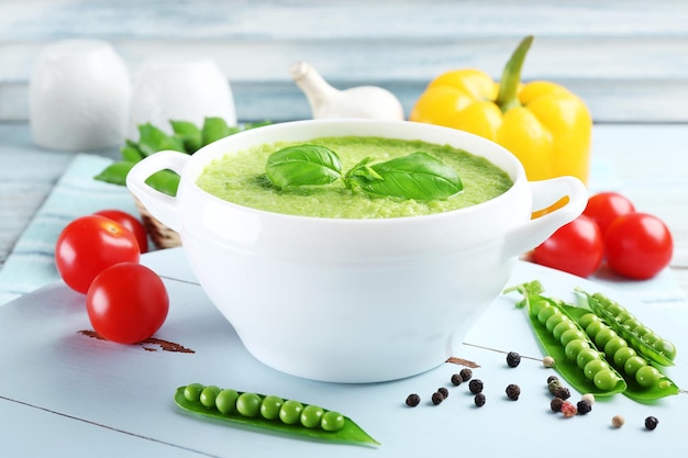 Sabrosa sopa de guisantes y verduras en la mesa de cerca