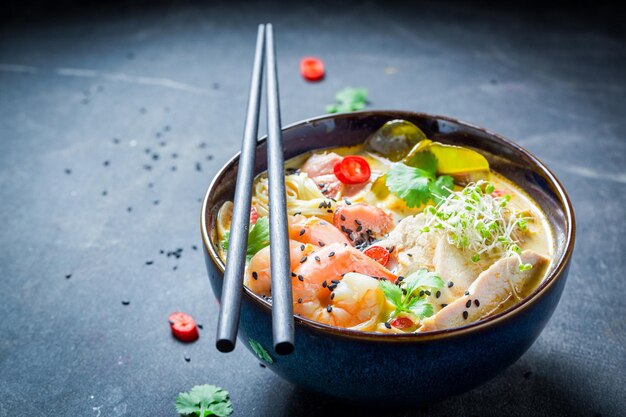 Sabrosa sopa malaya con gambas y leche de coco