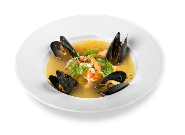 Sabrosa sopa de mejillones sobre fondo blanco.