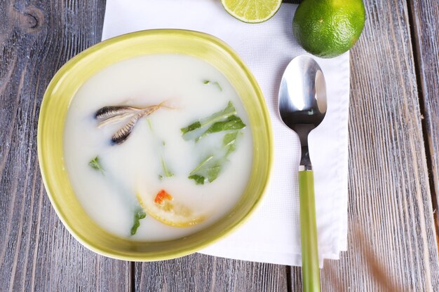 Sabrosa sopa con ostras en mesa de madera