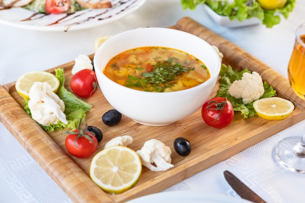 Sabrosa sopa de pasta con verduras