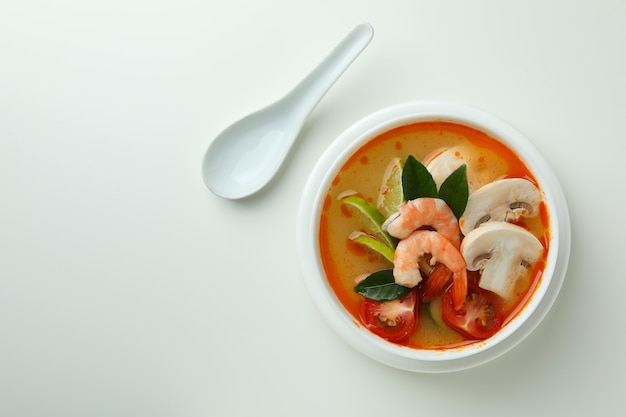 Sabrosa sopa Tom yum sobre fondo blanco.