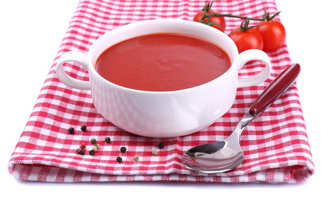 Sabrosa sopa de tomate aislada en blanco