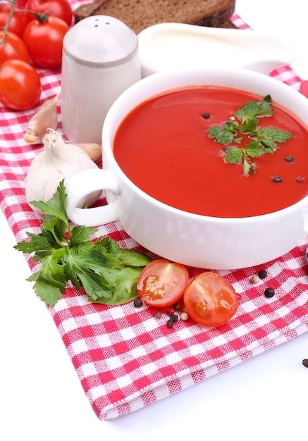 Sabrosa sopa de tomate aislada en blanco