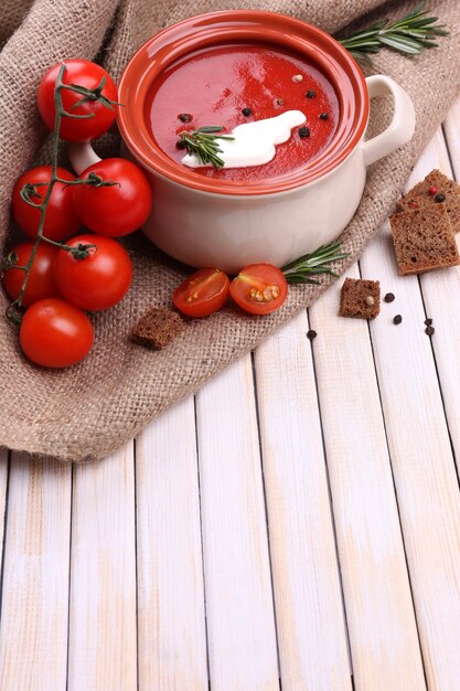 Foto sabrosa sopa de tomate en una mesa de madera