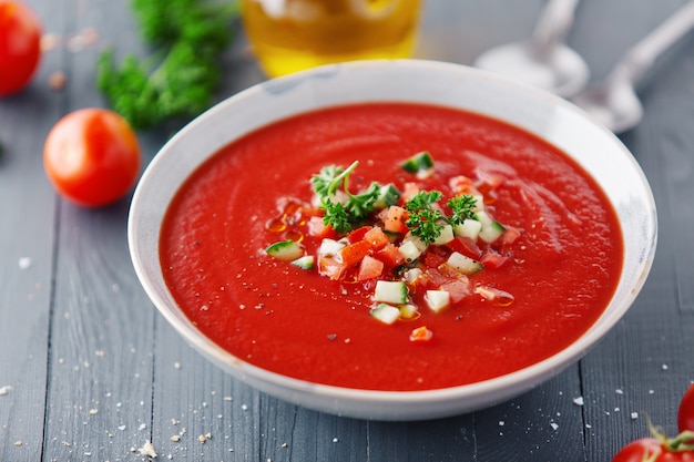 Sabrosa sopa de tomate de verano servida en un tazón