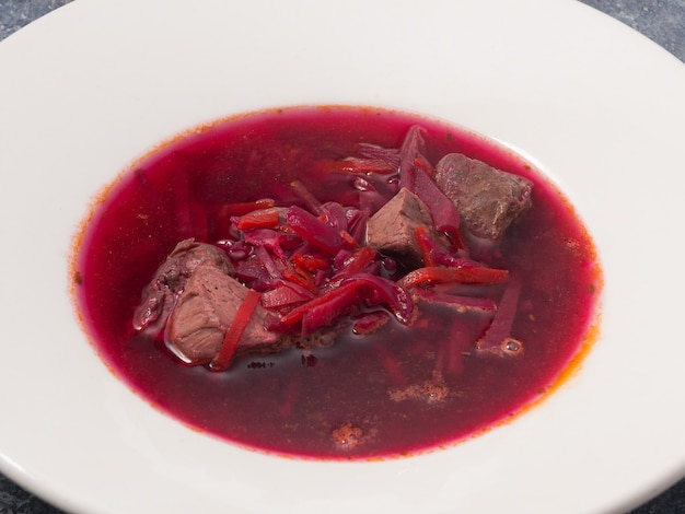 Sabrosa sopa tradicional rusa y ucraniana borsch con carne