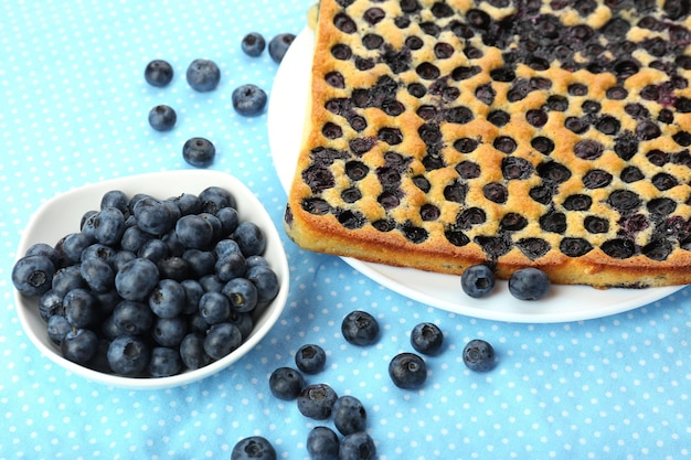 Sabrosa tarta de arándanos en la mesa