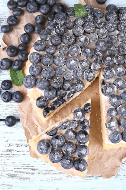 Sabrosa tarta casera con arándanos en mesa de madera