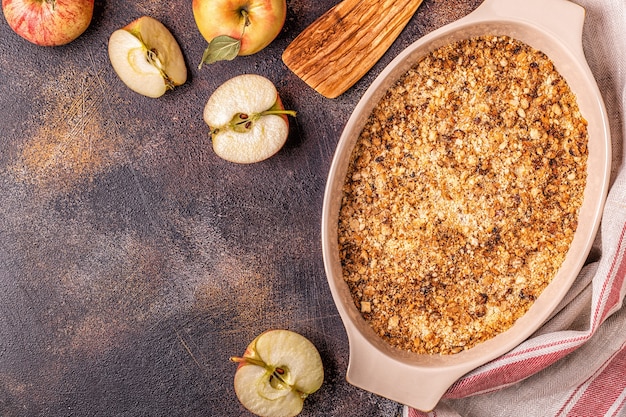 Foto sabrosa tarta de manzana con nueces y especias