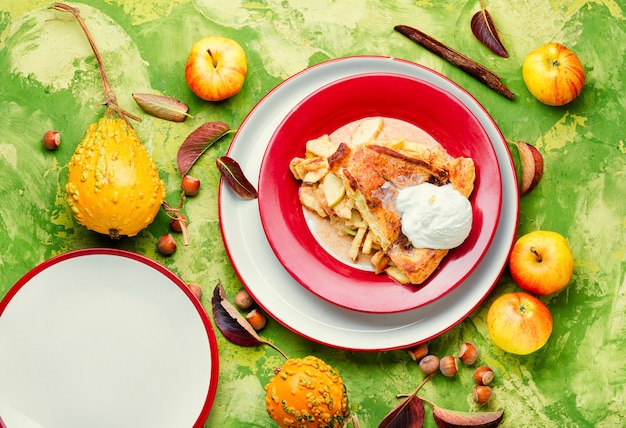 Sabrosa tarta de manzana en la placa.Pedazo de tarta de manzana con helado