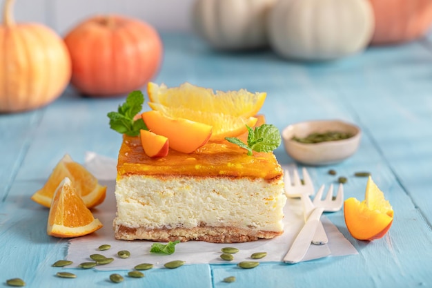 Foto sabrosa tarta de queso con calabaza, caramelo y naranjas
