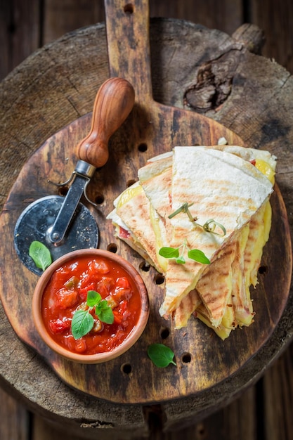 Sabrosa tortilla como quesadilla con queso y jamón