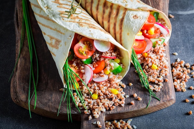 Sabrosa tortilla vegetariana con cebollino y tomates cherry