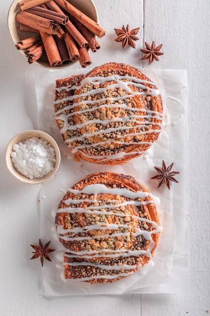 Sabrosa y tradicionalmente levadura de canela como postre sueco