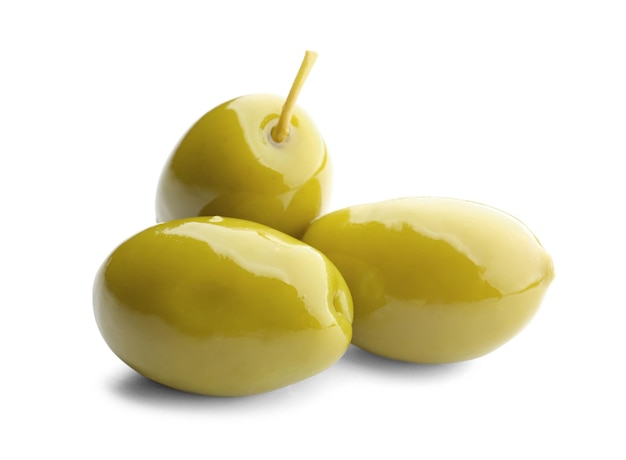 Sabrosas aceitunas enlatadas sobre fondo blanco.