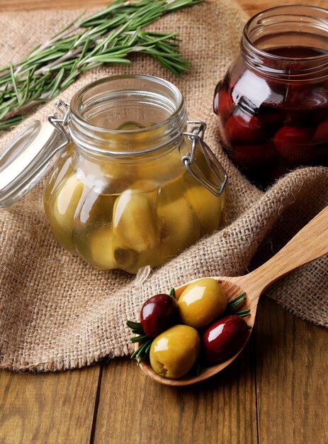 Sabrosas aceitunas en mesa de madera