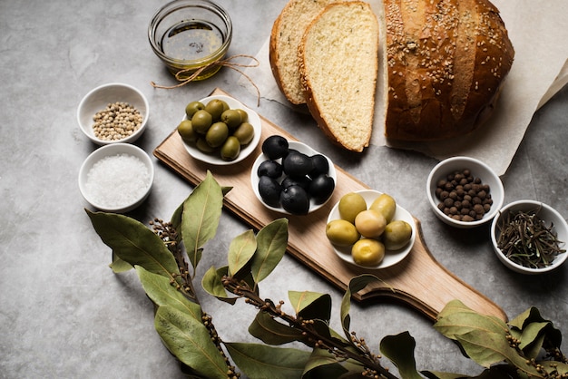 Foto sabrosas aceitunas y pan sobre la mesa