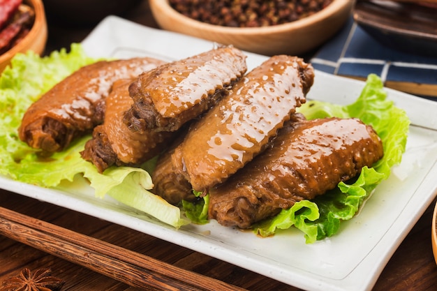 Sabrosas alitas de pollo en un plato blanco